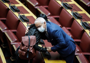 Συγκινητικές στιγμές στη Βουλή – Βουλευτές αγκαλιασμένοι θρηνούν για τη Φώφη Γεννηματά