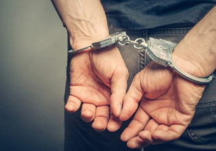 Αξιωματικός του Λιμενικού και πέντε ιδιώτες συνελήφθησαν για ναρκωτικά και όπλα