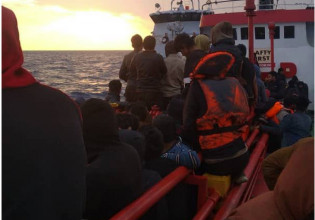 Ώρες αγωνίας για 400 πρόσφυγες – Αναζητώντας λιμάνι μετά τον Γολγοθά