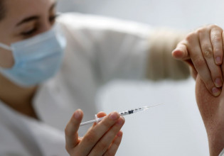 Όμικρον – Ο ΕΜΑ έτοιμος να εγκρίνει νέα εμβόλια σε 3-4 μήνες εφόσον χρειαστεί