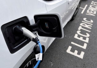 Ηλεκτροκίνηση – Υποχρεωτικοί οι φορτιστές αυτοκινήτων για τα νέα κτήρια στη Βρετανία
