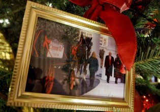 ΗΠΑ – Στο χριστουγεννιάτικο δέντρο των Μπάιντεν, μια φωτογραφία… των Τραμπ – Τι συμβολίζει