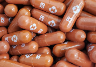 Κοροναϊός – Οι οδηγίες του ΕΜΑ για το χάπι της Merck – Οι παρενέργειες και ποιοι δεν πρέπει να το πάρουν