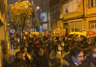 Τουρκία – Η κατάρρευση της οικονομίας έβγαλε τους πολίτες στους δρόμους – Ζητούν παραίτηση Ερντογάν