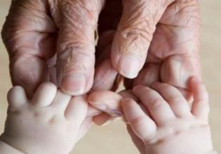 Εμβολιάστηκε με την τρίτη δόση αιωνόβια γιαγιά στη Λακωνία