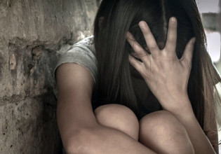 Θεσσαλονίκη – «Το κορίτσι έπεσε σε βαριά κατάθλιψη» – Τι λέει ο δικηγόρος της μαθήτριας που καταγγέλλει βιασμό από 16χρονο