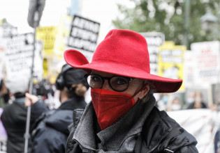 Πολυτεχνείο – Στις εκδηλώσεις για την επέτειο η ολλανδή δημοσιογράφος – Σήμα  κατατεθέν το κόκκινο καπέλο