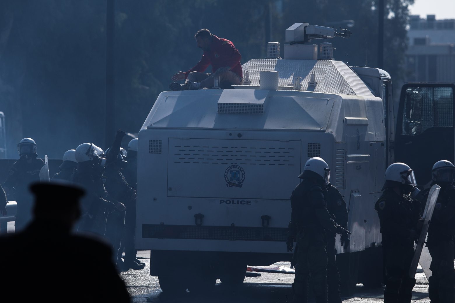 Πυροσβέστες – Καταγγελία για ακρωτηριασμό από κρότου λάμψης των ΜΑΤ