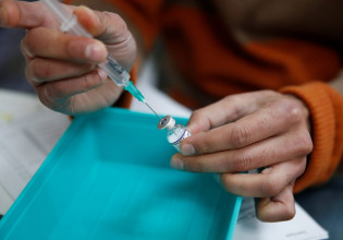 Εμβολιασμοί – 900.000 κλεισμένα ραντεβού – Σε ικανοποιητικούς ρυθμούς η τρίτη δόση