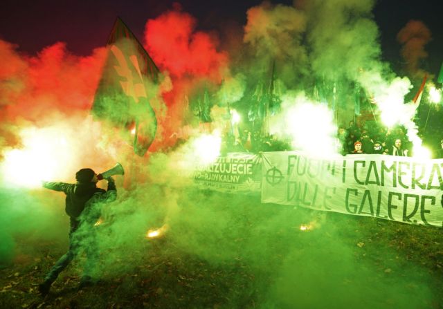 Πολωνία – Ακροδεξιοί παρελαύνουν στη Βαρσοβία, στρατιώτες παρατάσσονται στα σύνορα