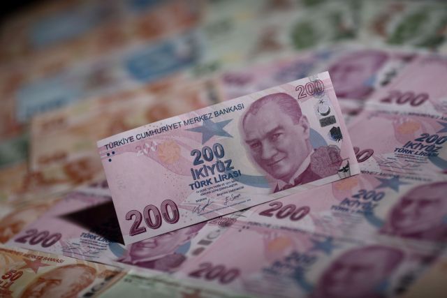 Τουρκία – Ποιες ευρωπαϊκές τράπεζες απειλεί η «βουτιά» της λίρας