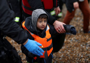 Μάγχη – Γιατί οι πρόσφυγες συνεχίζουν να κάνουν το επικίνδυνο πέρασμα στη Βρετανία