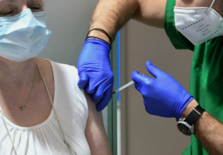 Μόσιαλος – Η πανδημία είναι σε έξαρση γιατί ένας στους τέσσερις πολίτες είναι ανεμβολίαστος – Τι είπε για το χάπι κατά του κοροναϊού