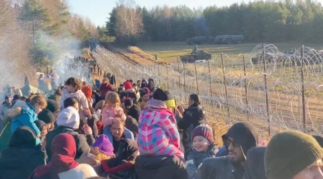 Λευκορωσία - Πρόσφυγες έριξαν φράχτες και πέρασαν τα σύνορα με την Πολωνία