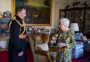Κλείνει τα στόματα η βασίλισσα Ελισάβετ – Δημόσια εμφάνιση εντός του παλατιού