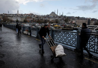 Τουρκία – Απελπισμένοι οι πολίτες από την ελεύθερη πτώση της λίρας