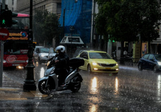 Διακοπή της κυκλοφορίας οχημάτων στην Ποσειδώνος λόγω της βροχόπτωσης