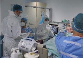 Κοροναϊός – «Πνίγονται» τα νοσοκομεία – «Κάθε 100.000 εμβολιασμένους προκύπτει ένας διασωληνωμένος»