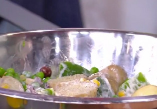 Ο chef Τίμος Ζαχαράτος φτιάχνει πατατοσαλάτα με τόνο