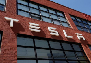 Tesla – Ανοίγει το δίκτυο φόρτισης και σε οχήματα άλλων εταιρειών