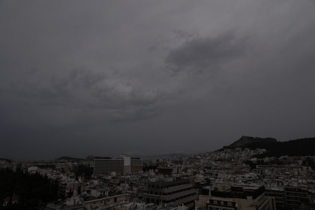 Κακοκαιρία – «Άνοιξαν» οι ουρανοί στην Αττική – Καταρρακτώδης βροχή και χαλαζόπτωση