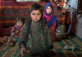 Στο Αφγανιστάν δεν υπάρχει Παγκόσμια Ημέρα Παιδιού – Τουλάχιστον 14 εκατομμύρια παιδιά πεινούν – Ιστορίες γροθιά στο στομάχι