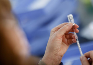 Κοροναϊός – Πώς τα εμβόλια μετατοπίζουν σε νεαρότερες ηλικίες τους θανάτους – Τι αποκαλύπτει μελέτη έλληνα καθηγητή