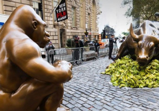 Γορίλας προσφέρει μπανάνες στον ταύρο της Γουόλ Στριτ – Αντικαπιταλιστικό μήνυμα στην καρδιά της Νέας Υόρκης