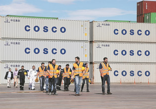 Cosco – «Ομερτά» για το θάνατο εργαζόμενου – Απεργίες στο λιμάνι του Πειραιά