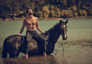 Το αγόρι και το άλογο – Ο Γιώργος Καράβας μοίρασε εγκεφαλικά και το Twitter τον… ερωτεύτηκε