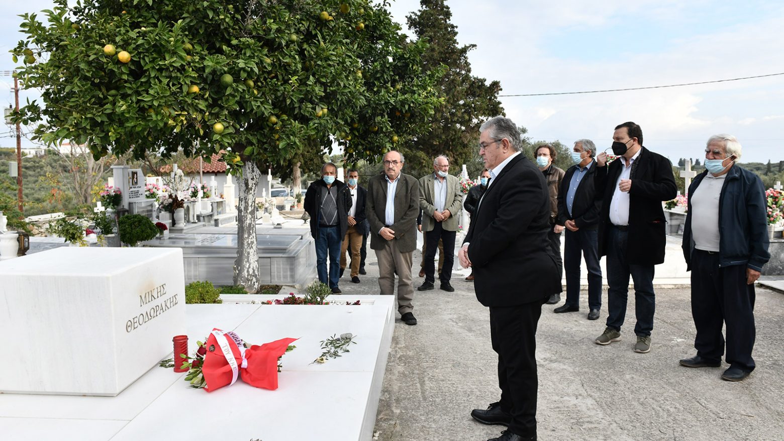 Δημήτρης Κουτσούμπας - Κατέθεσε λουλούδια στον τάφο του Μίκη Θεοδωράκη