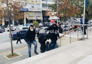 Θεσσαλονίκη – Κακουργηματική δίωξη στους δύο συλληφθέντες για την αιματηρή ληστεία στο ψιλικατζίδικο