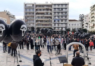 Πάτρα – Μπαλόνια με νεκροκεφαλές στην πλατεία – Διαμαρτυρίες για τα μέτρα στην εστίαση
