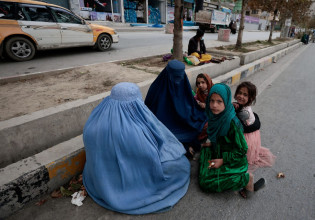 Αφγανιστάν  – Ο ΟΗΕ παρακάμπτει τους Ταλιμπάν και πληρώνει τους υγειονομικούς