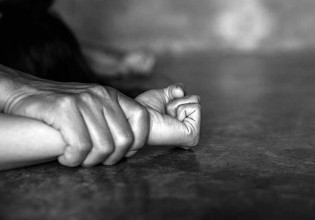 Λάρισα – «Φτάνουμε σε σημείο να δικάζεται το θύμα, όχι ο βιαστής» – Τι λέει ο σύζυγος της 44χρονης που κατήγγειλε βιασμό