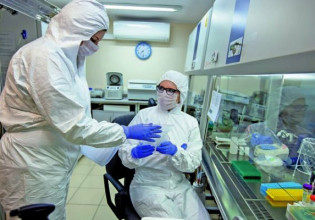Κοροναϊός – Προσαρμογή εμβολίων σε 100 μέρες, εφόσον δεν καλύπτουν τη μετάλλαξη Όμικρον – Η ρήτρα της ΕΕ με την Pfizer
