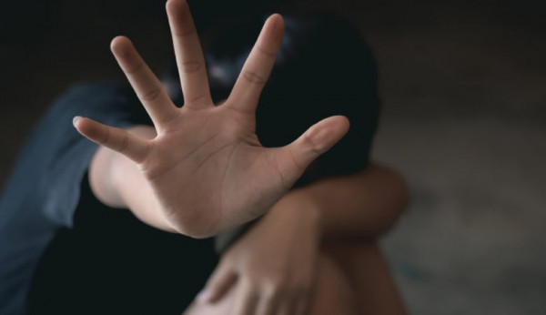 Βιασμός στη Θεσσαλονίκη - Βολές της οικογένειας της 15χρονης κατά του σχολείου - «Η κόρη μου δέχτηκε μπούλινγκ μετά την καταγγελία»