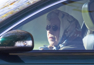 Η Βασίλισσα Ελισάβετ κάνει βόλτα οδηγώντας η ίδια το αυτοκίνητό της
