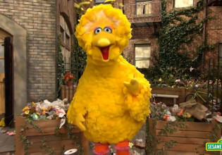 Ο Big Bird της Sesame Street εμβολιάστηκε και προκάλεσε τριγμούς στις ΗΠΑ – Τι θέση πήρε το Τζο Μπάιντεν