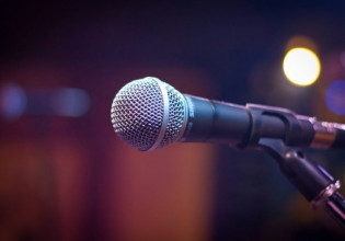Σκάνδαλο στη σοουμπίζ – Συνεργάτιδα γνωστού τραγουδιστή τον κατηγορεί για λεκτική βία