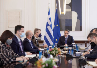 Πολιτικό μπρα ντε φερ κυβέρνησης – ΣΥΡΙΖΑ και για τον εμβολιασμό στους 60άρηδες