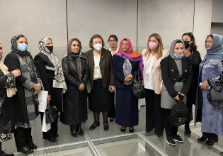 Ομάδα γυναικών από το Αφγανιστάν υποδέχτηκε η Μενδώνη στο Υπουργείο Πολιτισμού