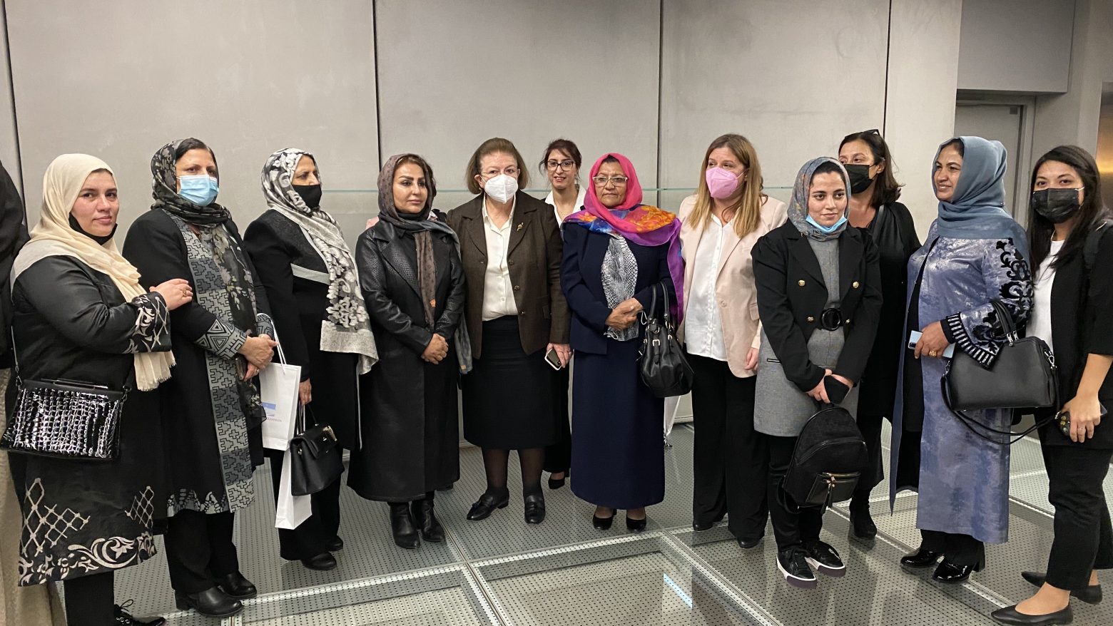 Ομάδα γυναικών από το Αφγανιστάν υποδέχτηκε η Μενδώνη στο Υπουργείο Πολιτισμού