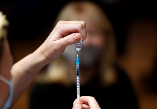 Εμβόλιο – «Ώρα να σκεφτούμε την υποχρεωτικότητα», λέει τώρα η Κομισιόν