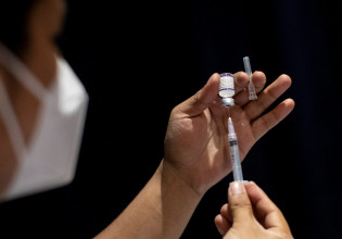 Όμικρον – Τα εμβόλια «ίσως είναι αναποτελεσματικά» χωρίς αναμνηστική δόση