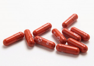 Κοροναϊός – Εγκρίθηκε στις ΗΠΑ το αντιικό χάπι της Merck που λαμβάνεται στο σπίτι