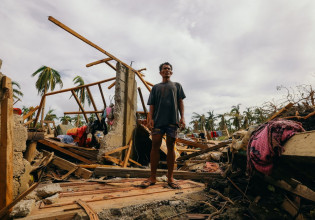 Φιλιππίνες – Νεκροί, τραυματίες και εκατοντάδες χιλιάδες εκτοπισμένοι από τους ανέμους της κλιματικής αλλαγής
