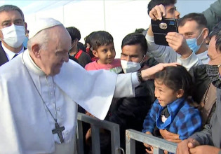 Πάπας Φραγκίσκος – Θερμή υποδοχή από τους πρόσφυγες και μετανάστες στο ΚΥΤ στη Μυτιλήνη