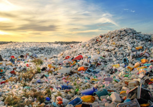 Πλαστικά – Η ανακύκλωση «δεν θα μας σώσει από την κρίση»