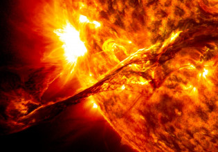 Βίαιη αστρική έκρηξη στέλνει κακά μαντάτα για τη ζωή στη Γη